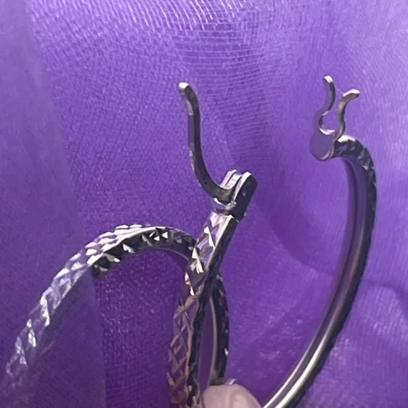 1 inch Diamond-Cut Oval Hoop Earrings in 14K White Gold - Picture 5 of 9